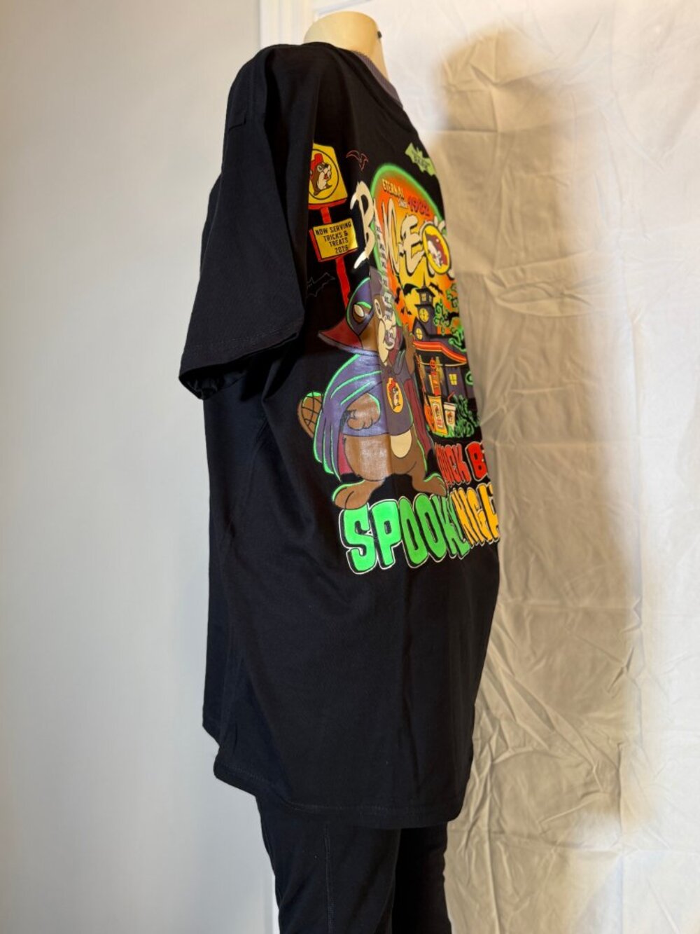 Buc-ee's 2026 Halloween Tshirt Large w/glow accents & Trick or treat bag! NWT! - Picture 3 of 6